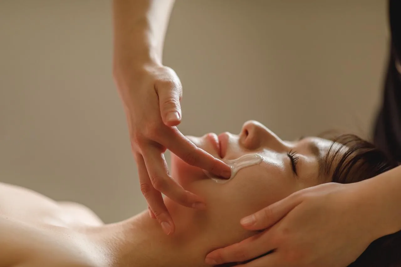 Facial treatment at SÉREN Le Moment