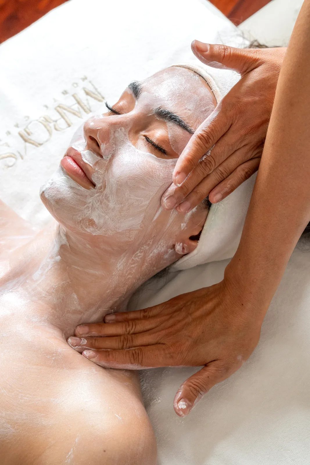 Hands-on facial treatment at SÉREN Le Moment